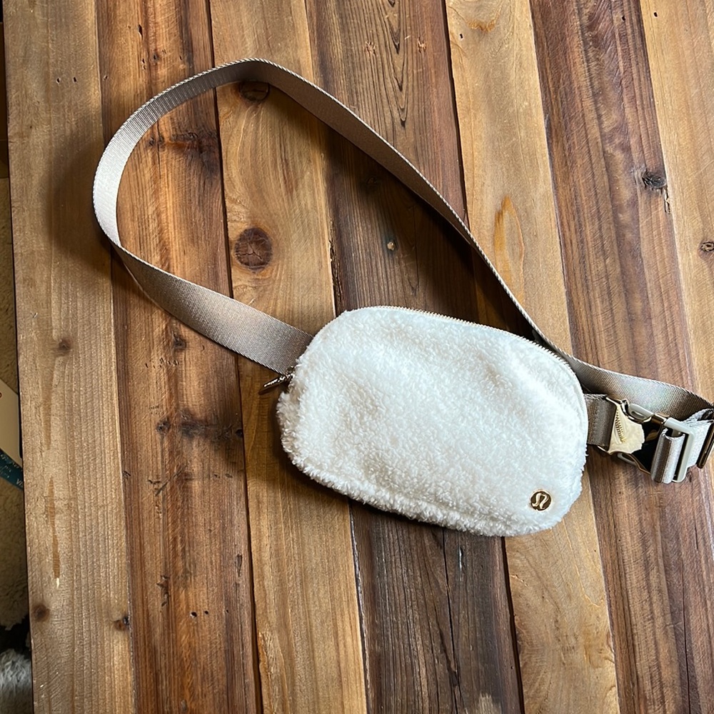 EVERYWHERE FLEECE BELT BAG- light ivory